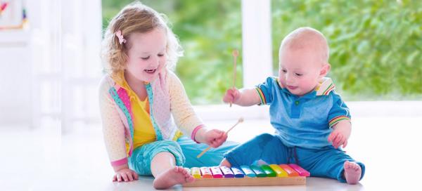 在家中營造輕鬆音樂環境有助紓緩幼兒情緒
